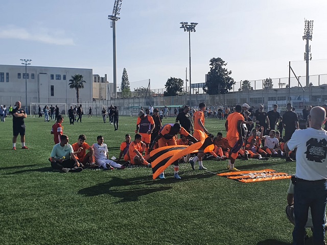 כמה מהם ישחקו היום? שחקני קבוצת הנוער של בני יהודה ת"א חוגגים חזרה לליגת העל (יח"צ)